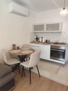 Byt s parkovaním, balkónom, klimatizáciou, free parking