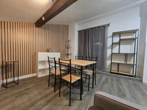 Appartements Grand 2 chambres 82m2 centre Foix stationnement juste devant le logement : photos des chambres