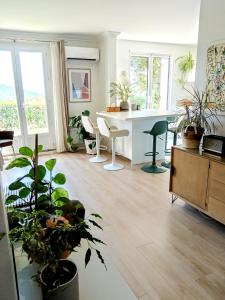 Ramatuelle Village - Panoramic Sea and Hill View, Private Garden & Serenity