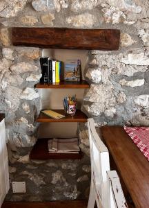 Chalets Rustic 3-Story Stone & Wood Mountain Retreat : photos des chambres