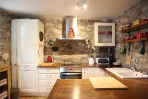 Chalets Rustic 3-Story Stone & Wood Mountain Retreat : photos des chambres