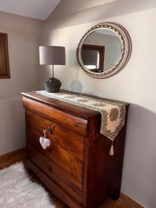 Chalets Rustic 3-Story Stone & Wood Mountain Retreat : photos des chambres