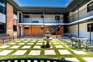 Urban Apartment in the Heart of Montrose Minutes from Rice University