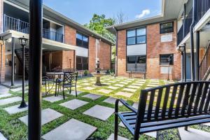Urban Apartment in the Heart of Montrose Minutes from Rice University