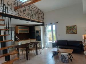 Gite au calme, sur domaine vinicole avec piscine chauffée partagée idéal rando et vélo