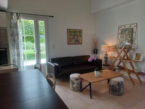 Gite au calme, sur domaine vinicole avec piscine chauffée partagée idéal rando et vélo