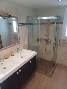 Gite au calme, sur domaine vinicole avec piscine chauffée partagée idéal rando et vélo