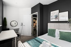 Brighton Botanic 2BR Retreat by the Beach