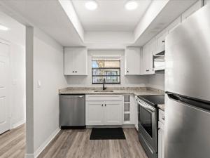 Yellow Sunshine Oceanfront Townhouse Private Balcony