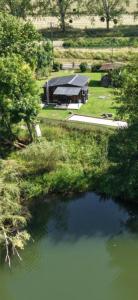 chalet sans voisin, rivière, nature, terrain clos