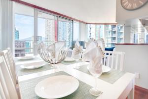 Luxury 2BR Designer Apartment In The Heart Of Downtown!