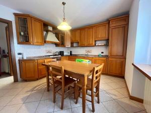 L Angolo Di Pace Vasca Idromassaggio e Legno Chalet Alpino con Vista Panoramica sulla Valle