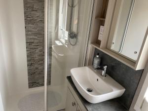 Tattershall Lakes Jet Ski Lake 3 Bedroom Cabin with Private jet ski dock