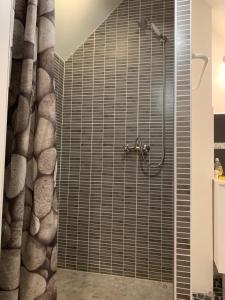 Chambre chaleureuse avec accès indépendant et sanitaires indépendants