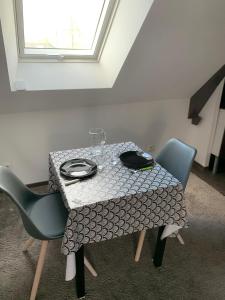 Chambre chaleureuse avec accès indépendant et sanitaires indépendants