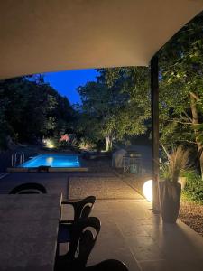 Villas Menerbes Luberon maison moderne clim piscine : photos des chambres