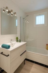 Small Oasis Nelson Mandela Apartment with sea view, two bedrooms, parking, terrace and pool