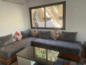 Studio avec SDB salon tele kitchenette privé dans une villa piscine, calme et commodités