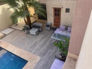 Studio avec SDB salon tele kitchenette privé dans une villa piscine, calme et commodités