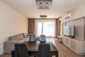 Argisht Partez 1BR with sea view and pool