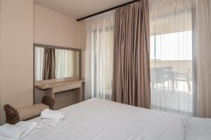 Argisht Partez 1BR with sea view and pool