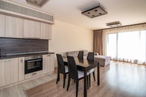 Argisht Partez 1BR with sea view and pool