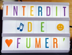 Canapé-lit Men Only ambiance vintage bohème plantes proche centre ville