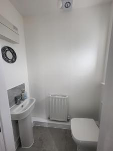 Modern 3-Bed House in Rotherham, WiFi, Garden & Free Parking