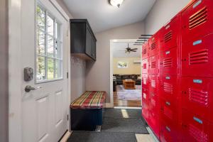 Spacious Home Hot Tub 2 Living Rooms Pets OK