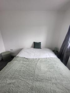 Modern 3-Bed House in Rotherham, WiFi, Garden & Free Parking