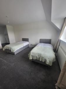 Modern 3-Bed House in Rotherham, WiFi, Garden & Free Parking
