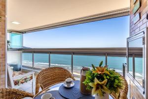 Vista cinematográfica 24º andar, frente total mar na Guilhermina, 2 quartos, condomínio com lazer total, enxoval, ar condicionado, churrasqueira, Wi-fi, Netflix, piscinas, saunas, academia, 2 vagas e portaria 24 horas, 15 Off no App
