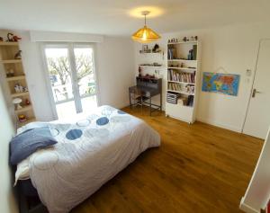 Chambre vue sur jardin proche du pont de lile de Ré