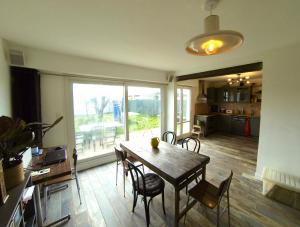 Chambre vue sur jardin proche du pont de lile de Ré