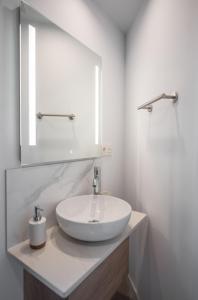 Modern Unit 5 mins walk to Historical