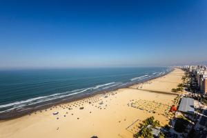 Vista cinematográfica 24º andar, frente total mar na Guilhermina, 2 quartos, condomínio com lazer total, enxoval, ar condicionado, churrasqueira, Wi-fi, Netflix, piscinas, saunas, academia, 2 vagas e portaria 24 horas, 15 Off no App