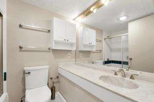 Cedar Lodge Room-Private Balcony Close to Weirs!