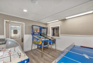 Cedar Lodge Room-Private Balcony Close to Weirs!