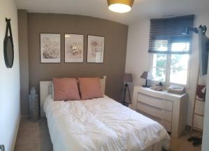 Villas Bastide avec jardin arbore, piscine, proche plages : photos des chambres