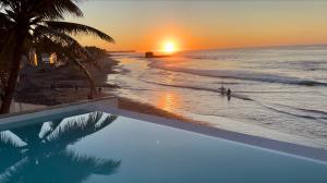 LAOLA SURF CAMP EL SUNZAL