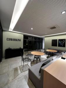 1208 Studio ao lado do Shopping Frei Caneca, varanda, Ar-condicionado, piscina com solarium, piscina aquecida coberta, academia, saunas e muito mais