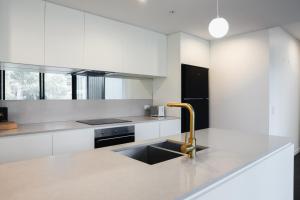 Prime CBD 3BR 2 free parking apartment next to canberra centre