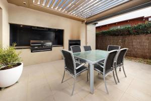 Gorgeous Gem on Jones