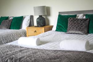 SHM Stays Solihull HS2 NEC Airport Nr M6 M40 M42 Great for Long & Short stays 15 min walk to Train Station 5 min drive to Town Centre outside Bus Stops & Supermarket Free Parking