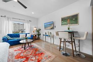 Stylish Top-Floor Gem with King Bed & City Ocean Views