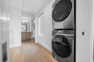 Stylish Top-Floor Gem with King Bed & City Ocean Views