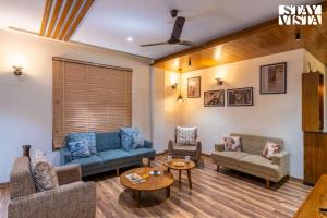 StayVista at Dream Haus with Lawn, Jacuzzi, WiFi