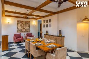 StayVista at Dream Haus with Lawn, Jacuzzi, WiFi