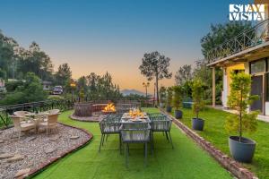 StayVista at Dream Haus with Lawn, Jacuzzi, WiFi