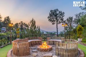 StayVista at Dream Haus with Lawn, Jacuzzi, WiFi